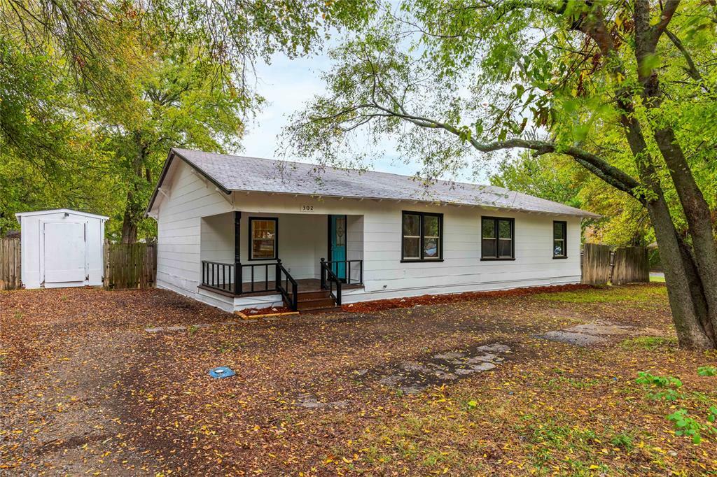 Property Photo:  302 W Walnut Street  TX 75491 