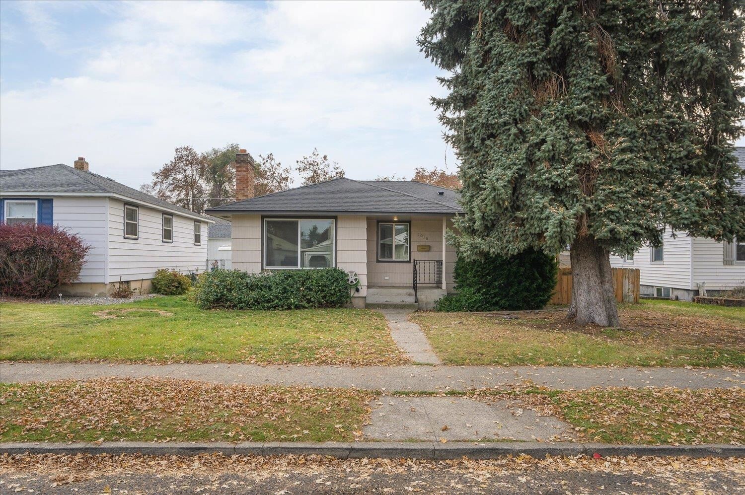 Property Photo: 1016 E Rockwell Ave WA 99207