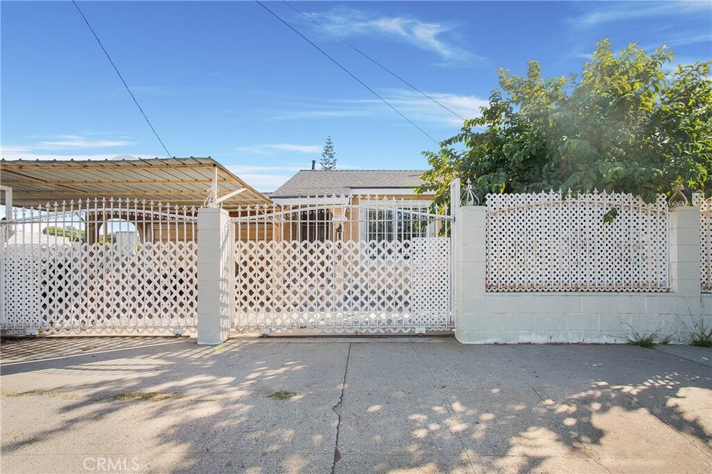 Property Photo:  11850 S San Pedro Street  CA 90061 
