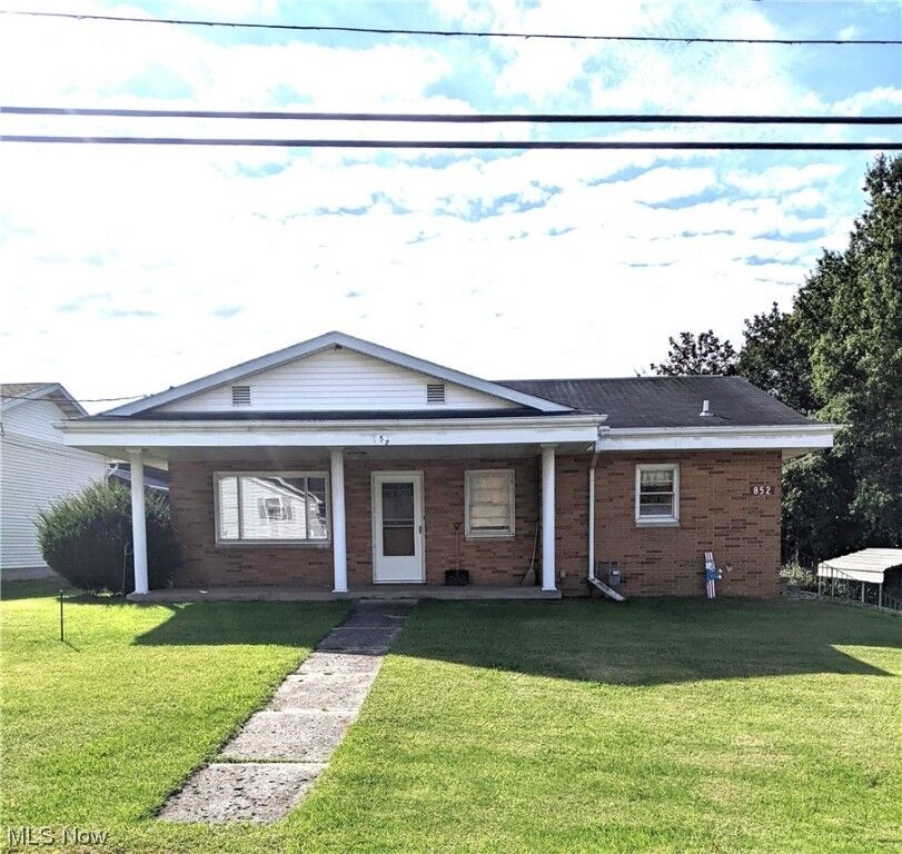 Property Photo: 852 Grant Boulevard S OH 44657