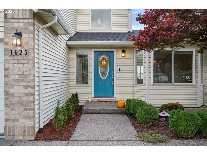 Home for sale in Portland 1625 NE Gertz Rd, Portland, OR 97211