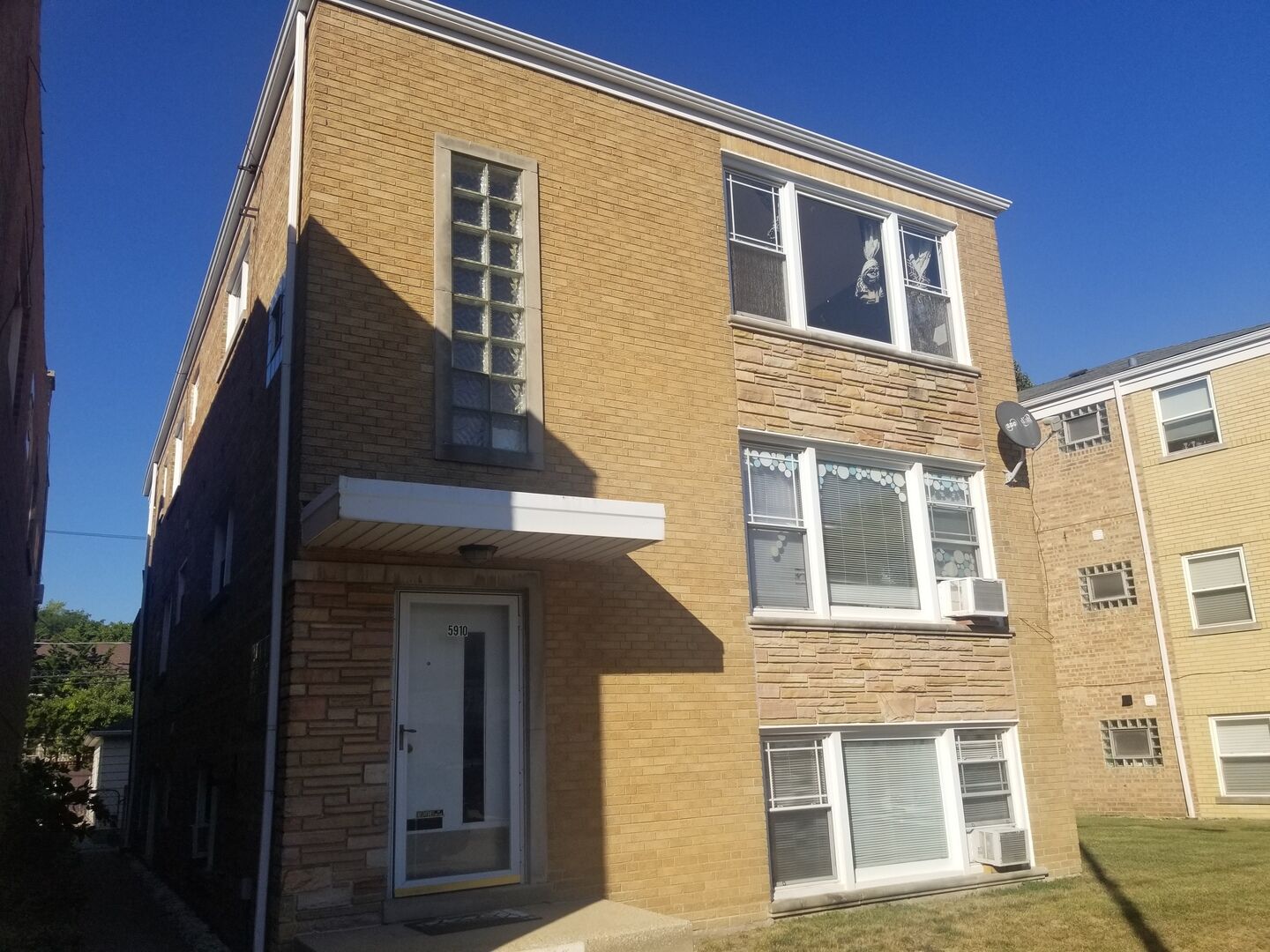Property Photo:  5910 W Higgins Avenue 2  IL 60630 