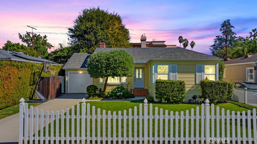 Property Photo:  5636 Mammoth Avenue  CA 91401 