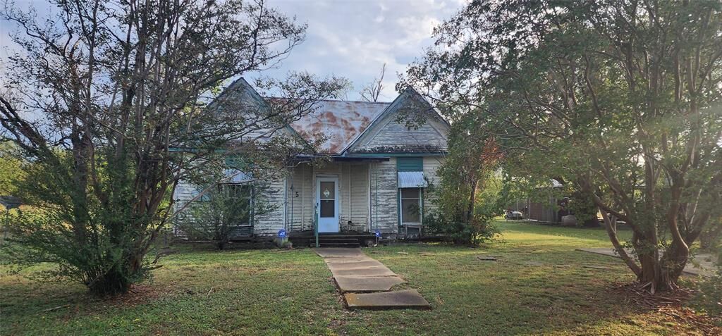 Property Photo: 405 W Hopkins Street TX 76667