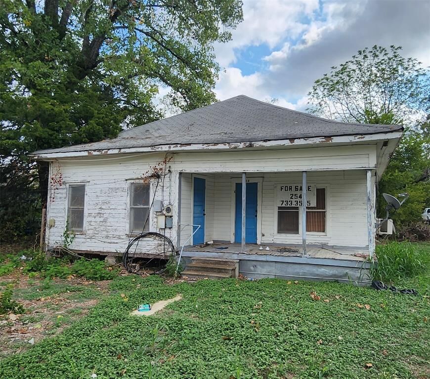 Property Photo: 203 S Narcissus TX 76653