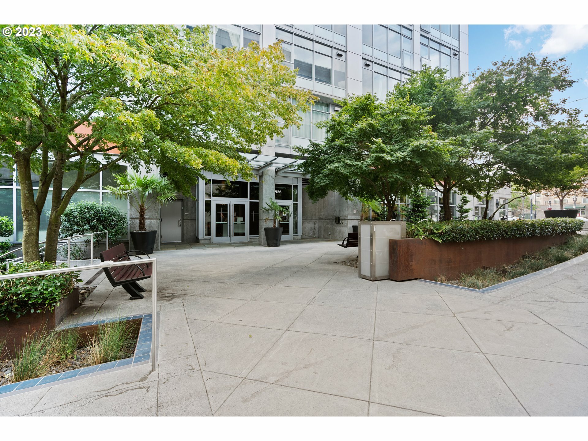 Property Photo: 1926 W Burnside St 1212 OR 97209