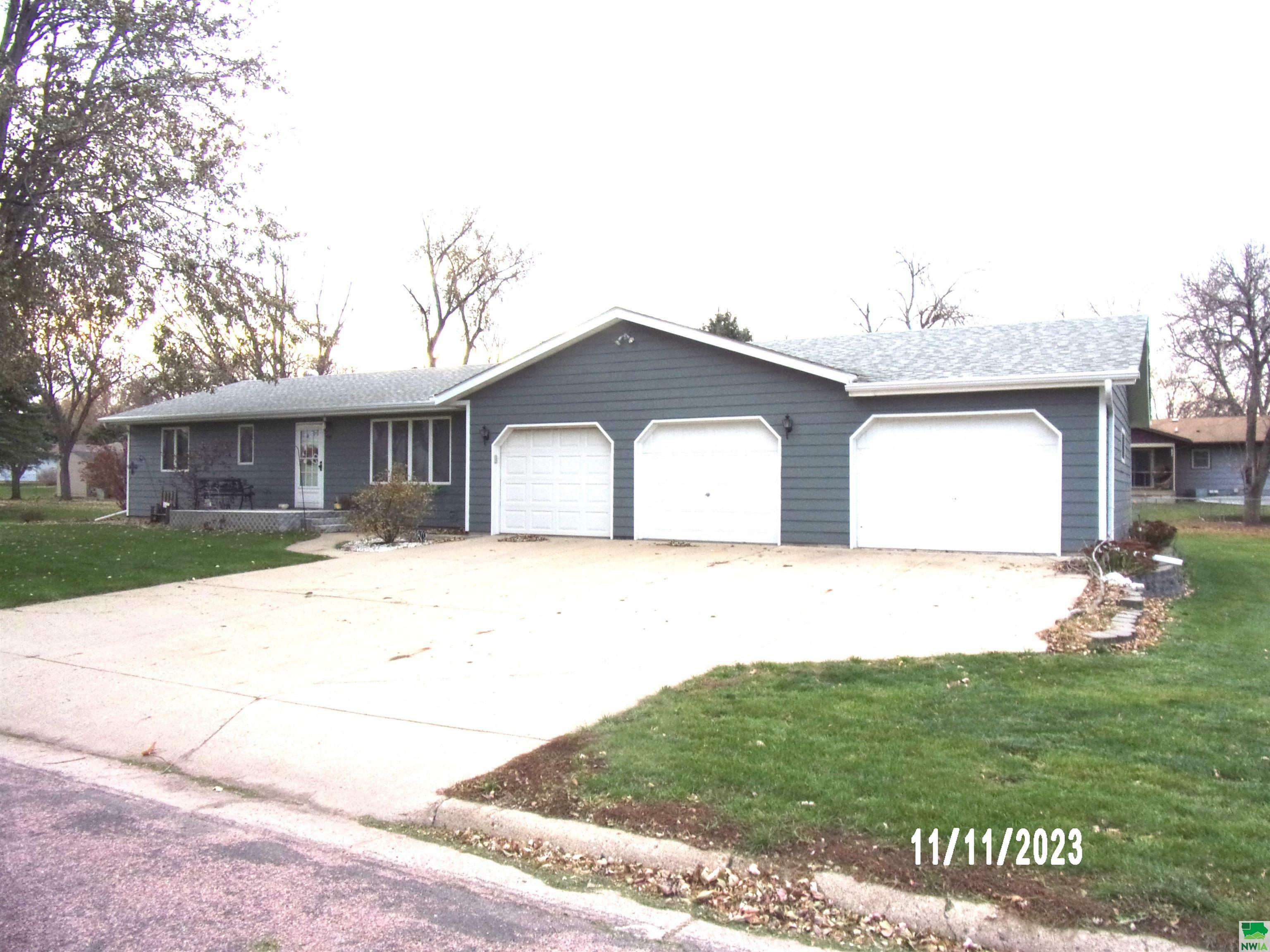 Property Photo:  1911 Avenue H Pl  IA 51023 