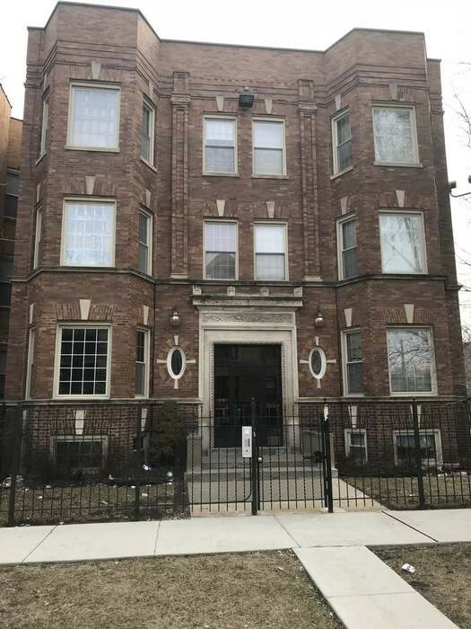 Property Photo: 5745 S Calumet Avenue 2S IL 60637