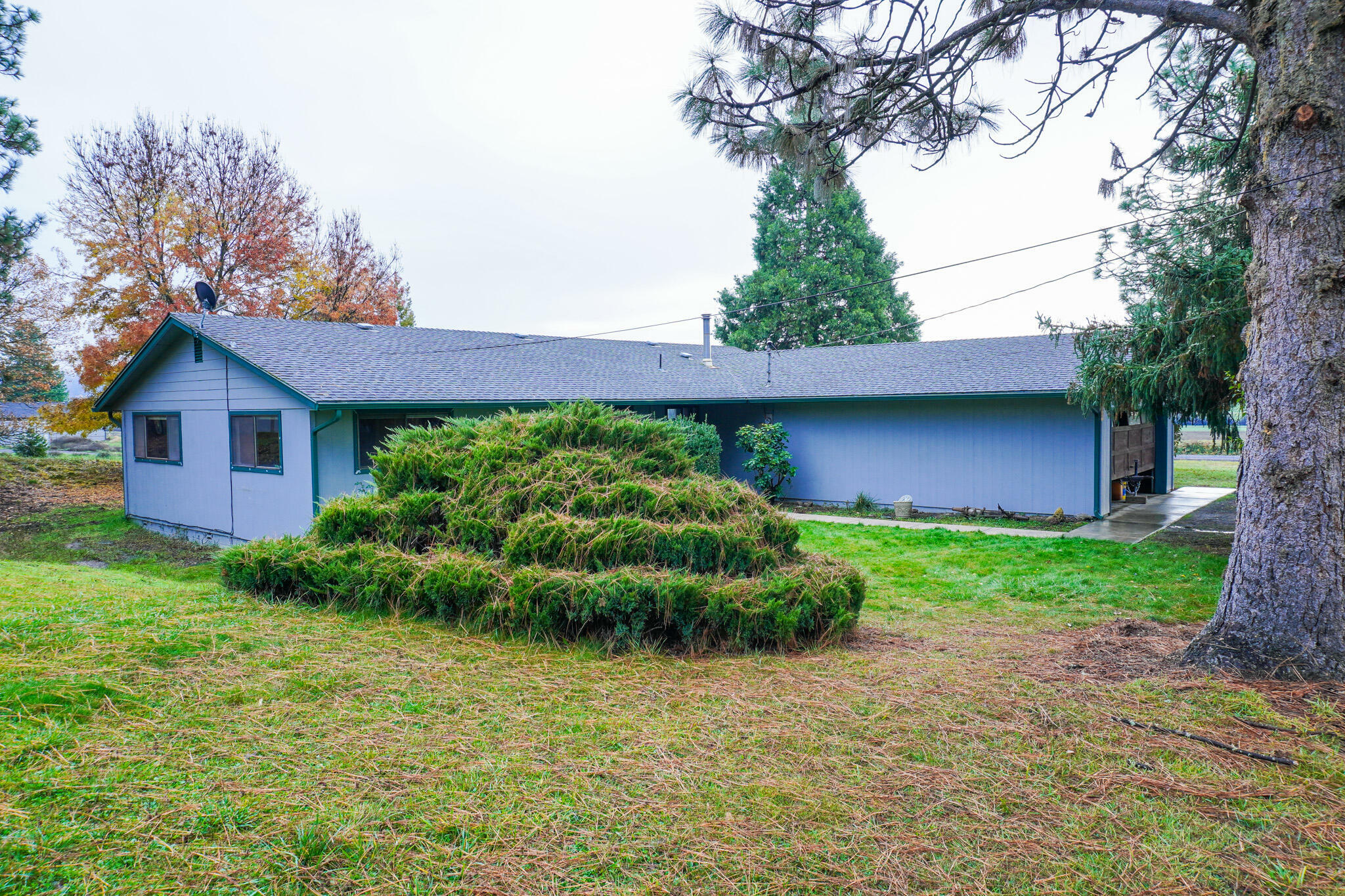 Property Photo:  2025 Alta Vista Road  OR 97524 