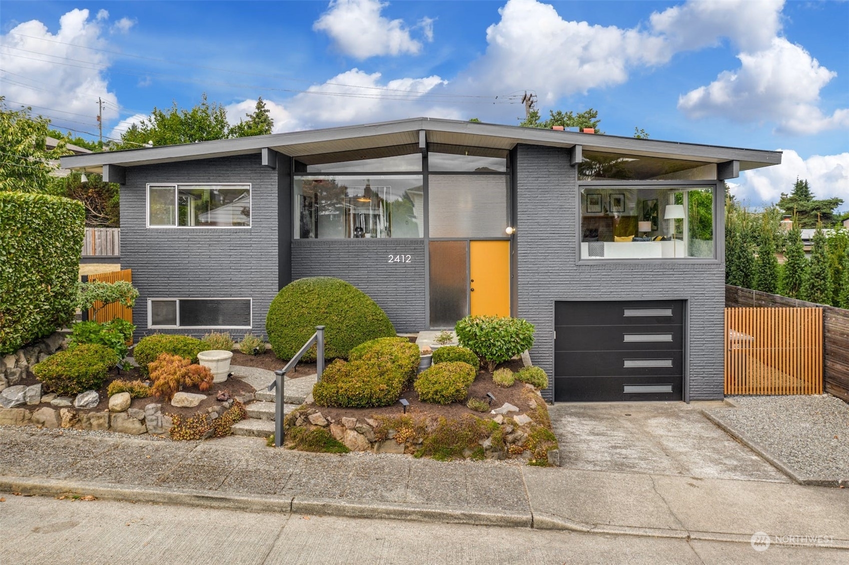 Property Photo:  2412 W Lynn Place  WA 98199 