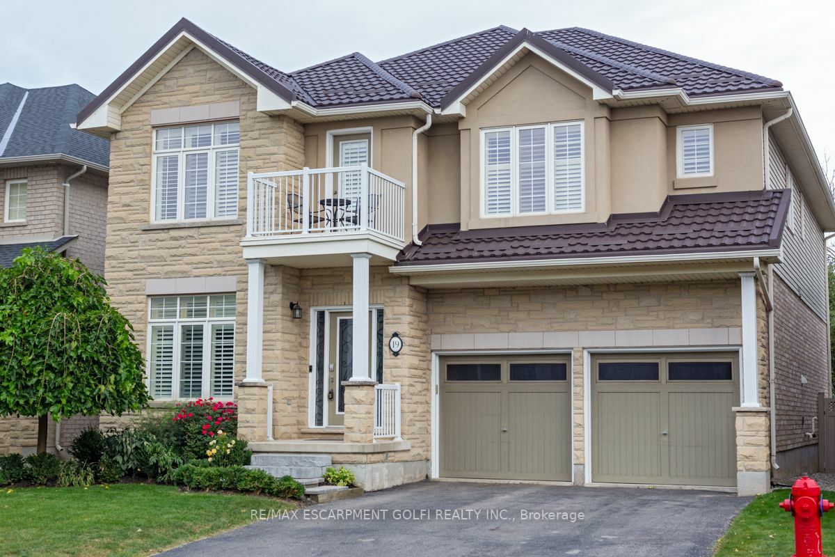 Property Photo:  19 Signalhill Ptwy  ON L8E0C2 