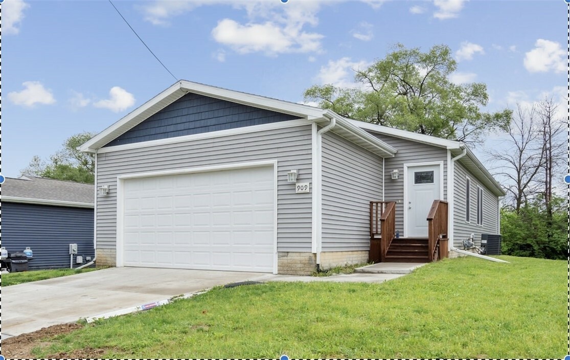 Property Photo:  909 Kenyon Avenue  IA 50315 