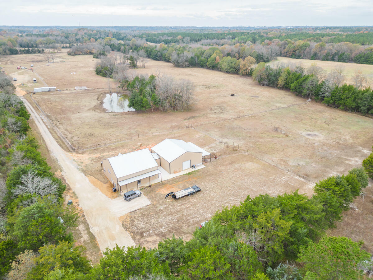 Property Photo:  1069 16th Section Rd  MS 39759 