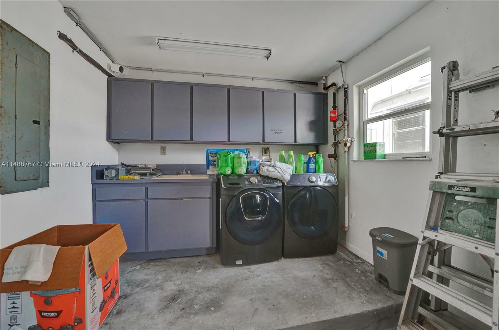 Property Photo: 351 Desoto St FL 33019