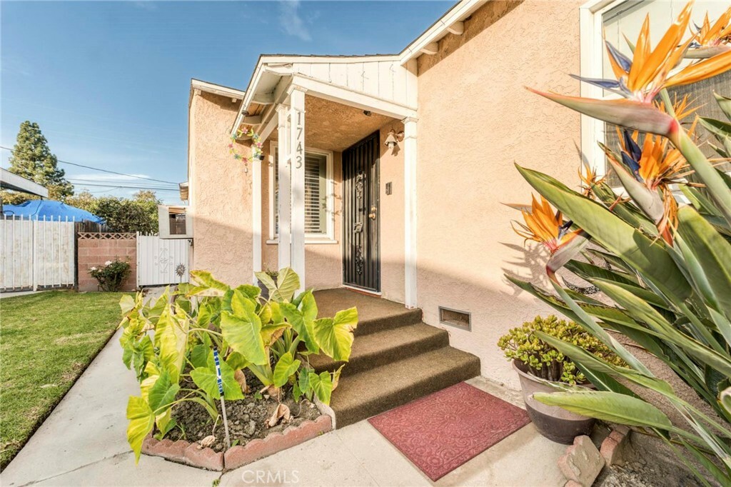 Property Photo:  1741 E 56th Street  CA 90805 