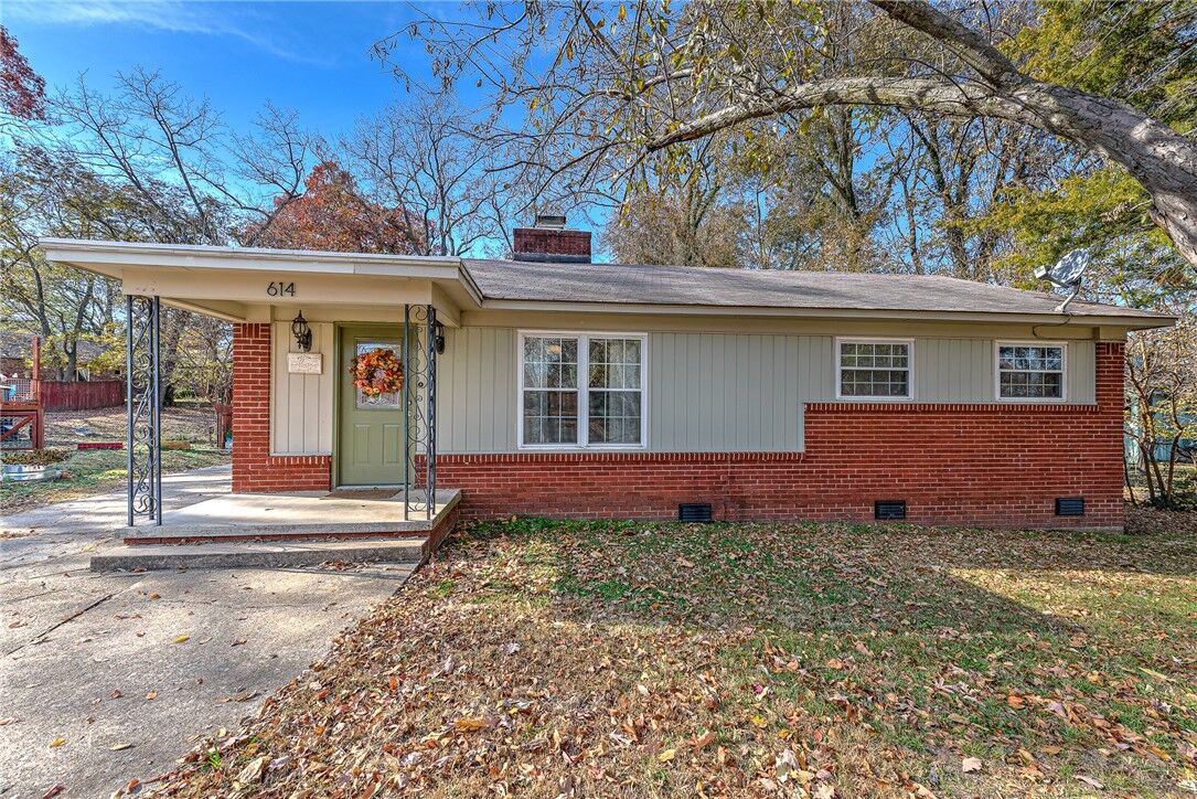 Property Photo:  614 S Wright Street  AR 72761 