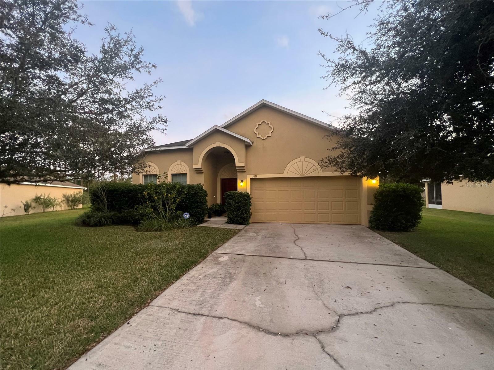 Property Photo:  1013 Evans Loop  FL 33853 