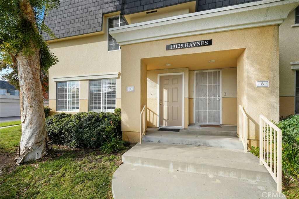 Property Photo:  19125 Haynes Street 2  CA 91335 