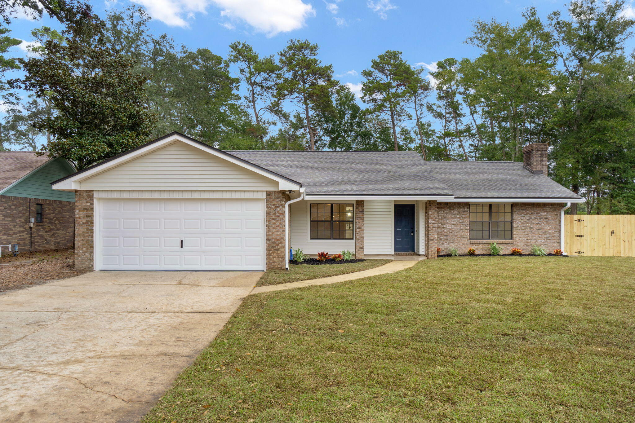 Property Photo: 465 Barbados Way FL 32578