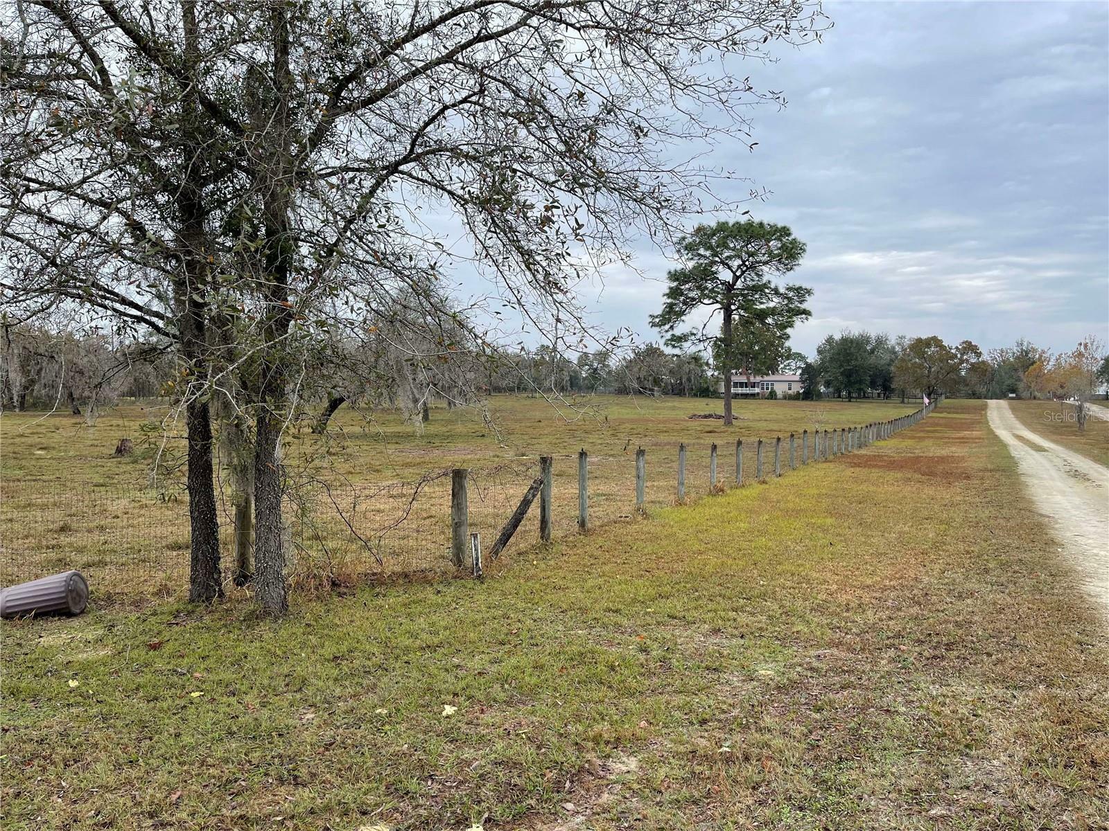Property Photo: 1550 SE 120th Avenue FL 32668
