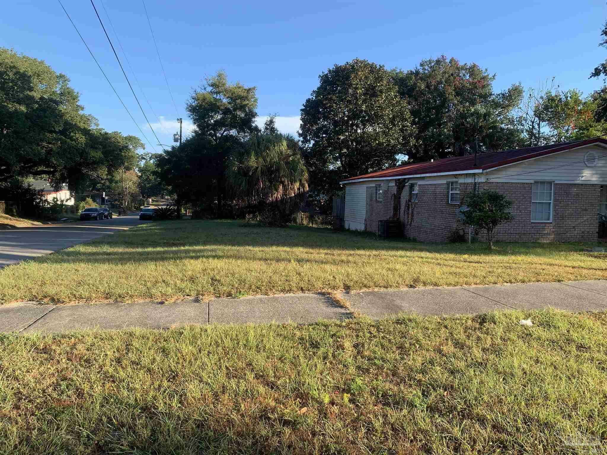 Property Photo:  000 W Lloyd St  FL 32501 