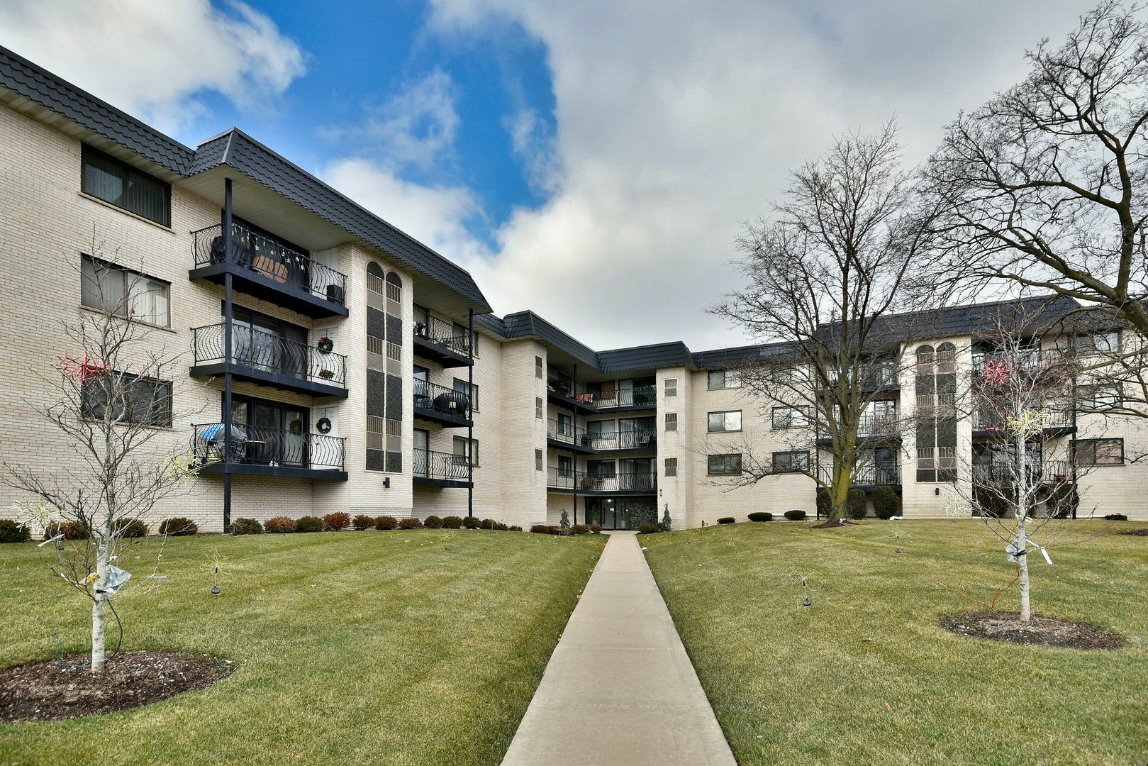 Property Photo:  6950 W Forest Preserve Drive 209  IL 60634 