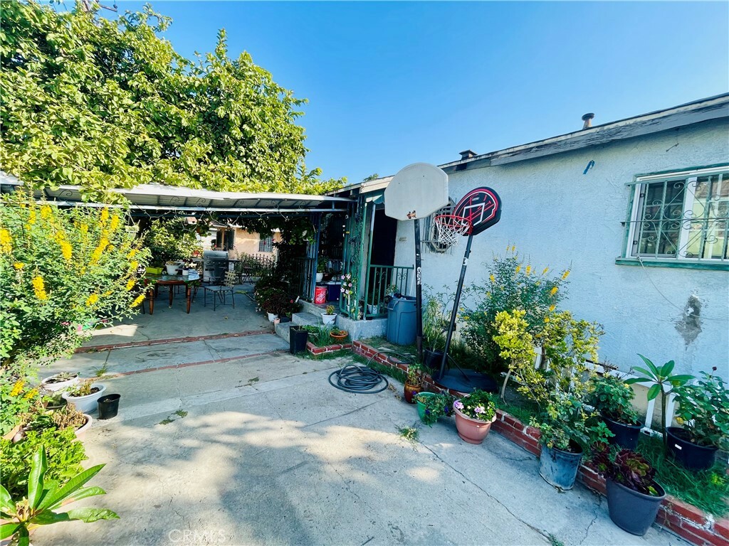 Property Photo:  8510 S Fir Avenue  CA 90001 