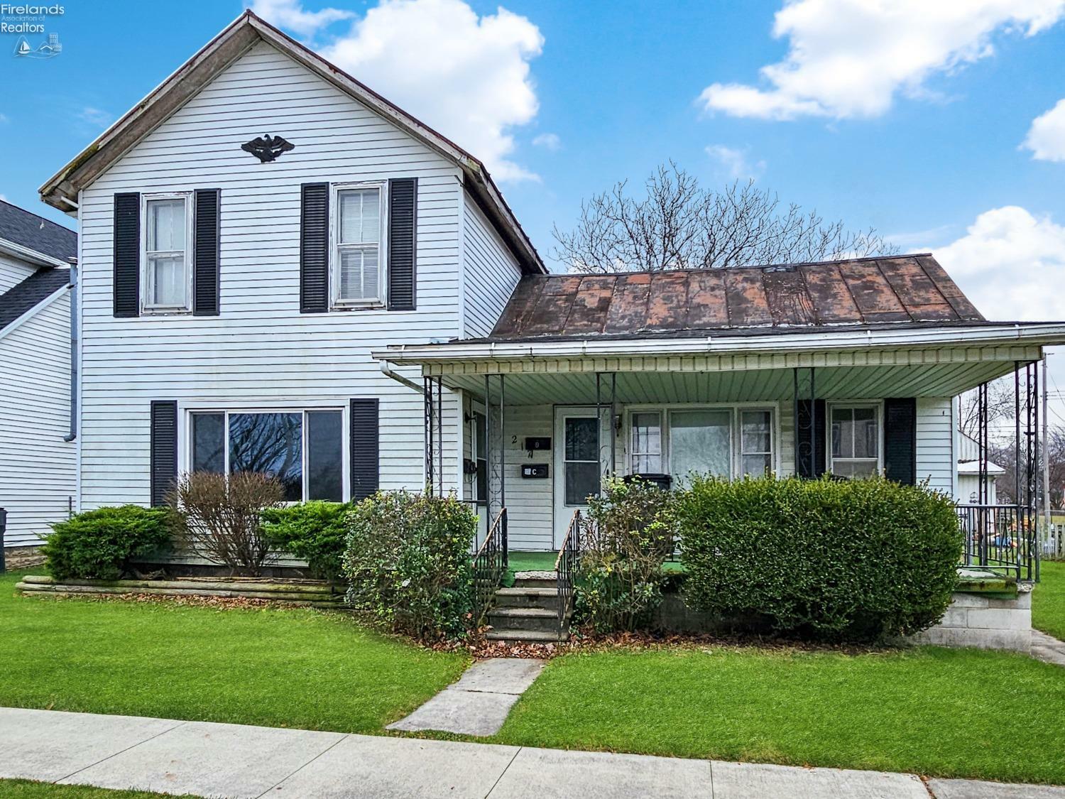 Property Photo:  217 W Stone St  OH 43431 