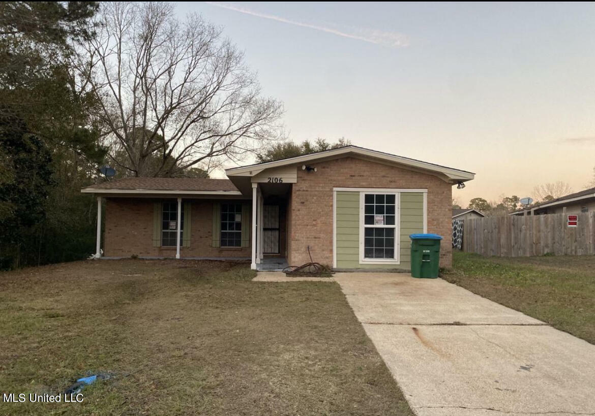 Property Photo:  2106 S Haven Road  MS 39553 