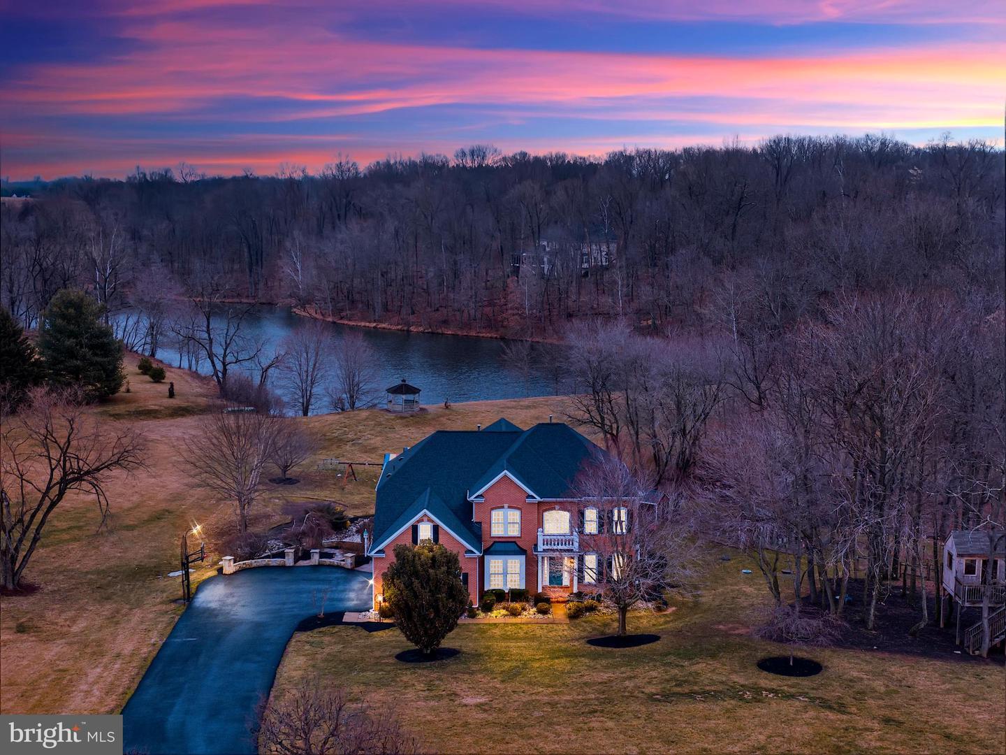 Property Photo: 37202 Rivermill Way VA 20132