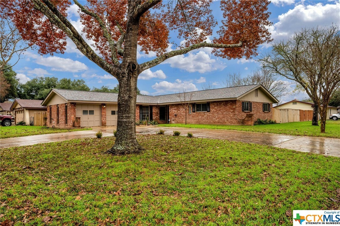 Property Photo:  204 Hilltop Drive  TX 78155 