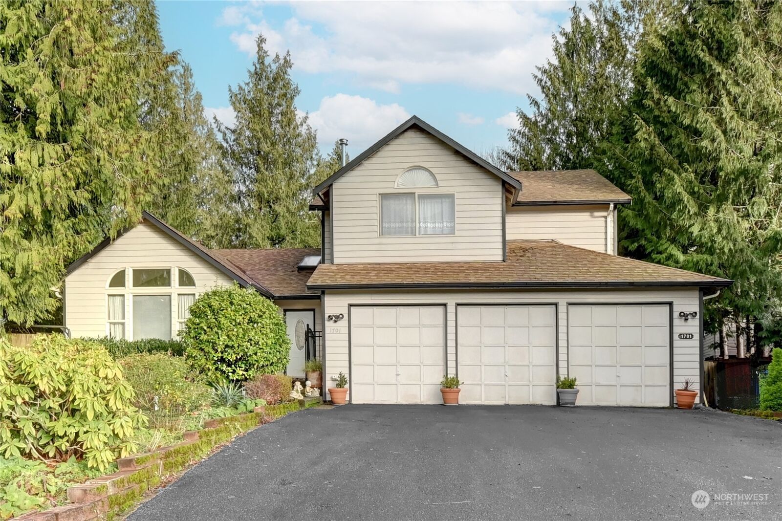 Property Photo:  1701 181st Place SW  WA 98037 