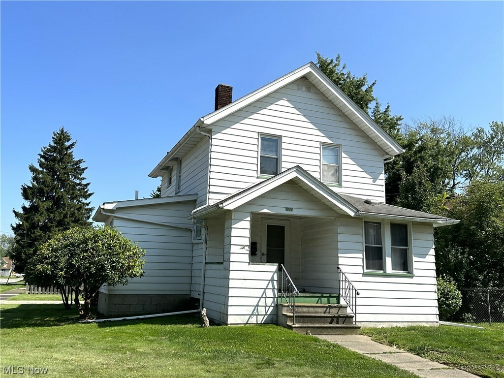 Property Photo: 907 Adelaide SE OH 44484