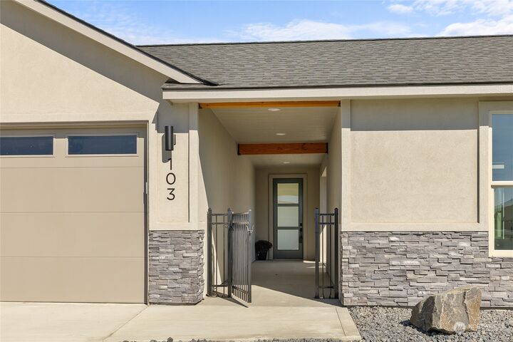 Property Photo:  103 E Chinook Road  WA 98926 