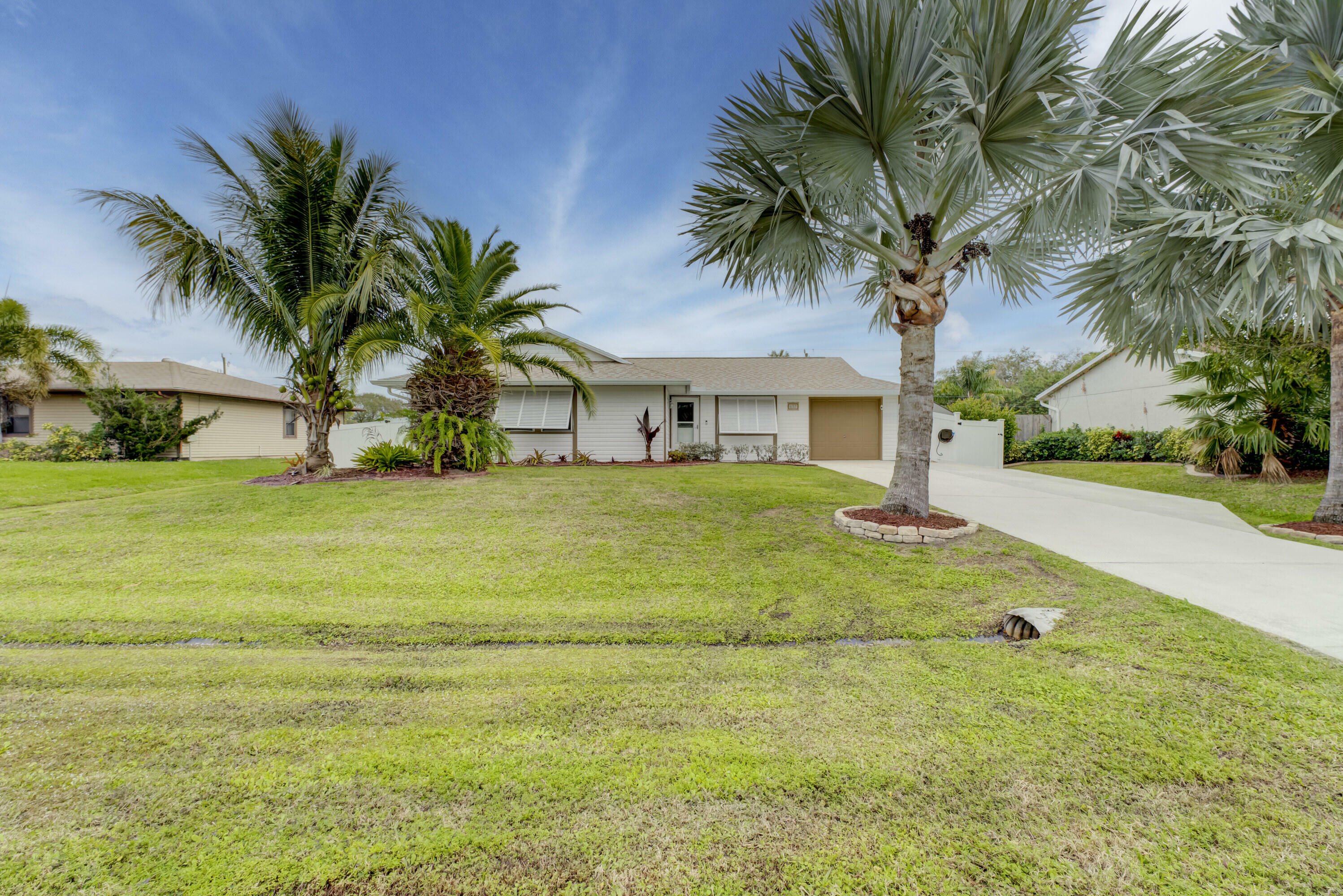 Property Photo:  637 SW Granadeer Street  FL 34983 