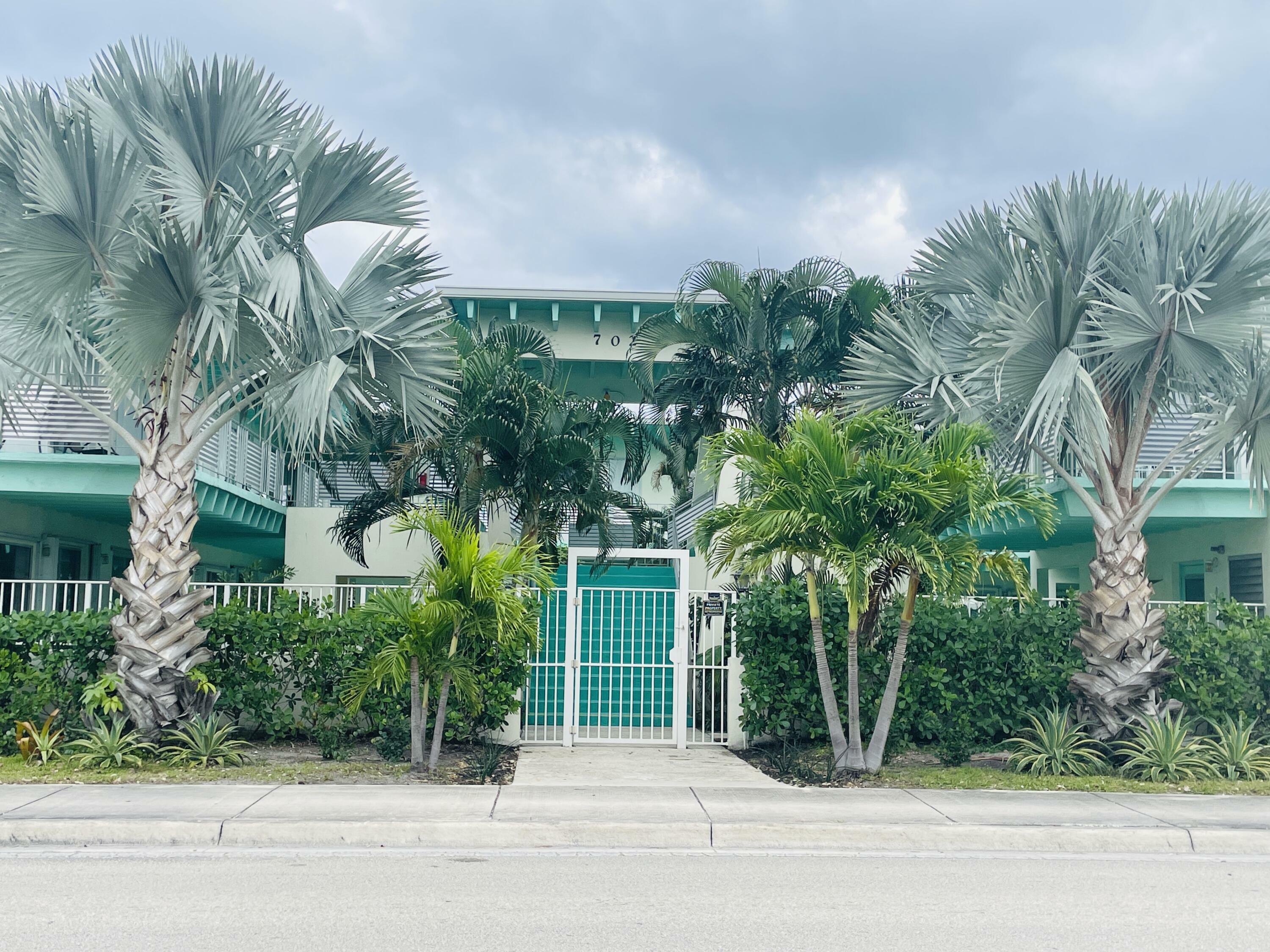 Property Photo: 702 N Federal Highway B11 FL 33460
