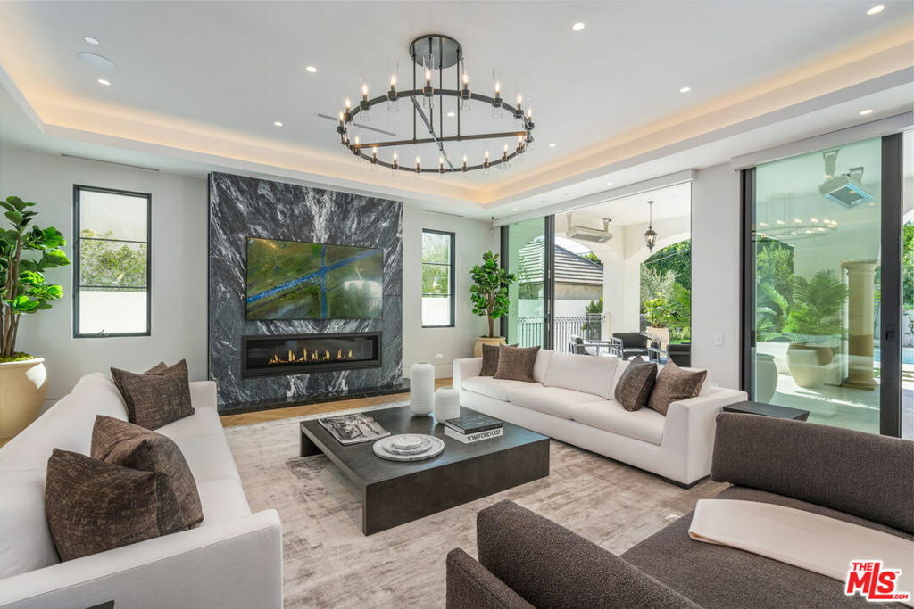Property Photo:  611 N Hillcrest Road  CA 90210 