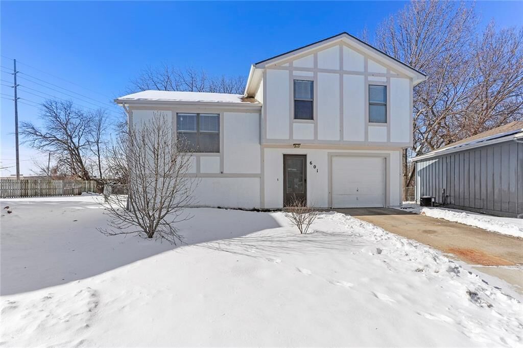 Property Photo:  601 E Bristol Lane  KS 66061 