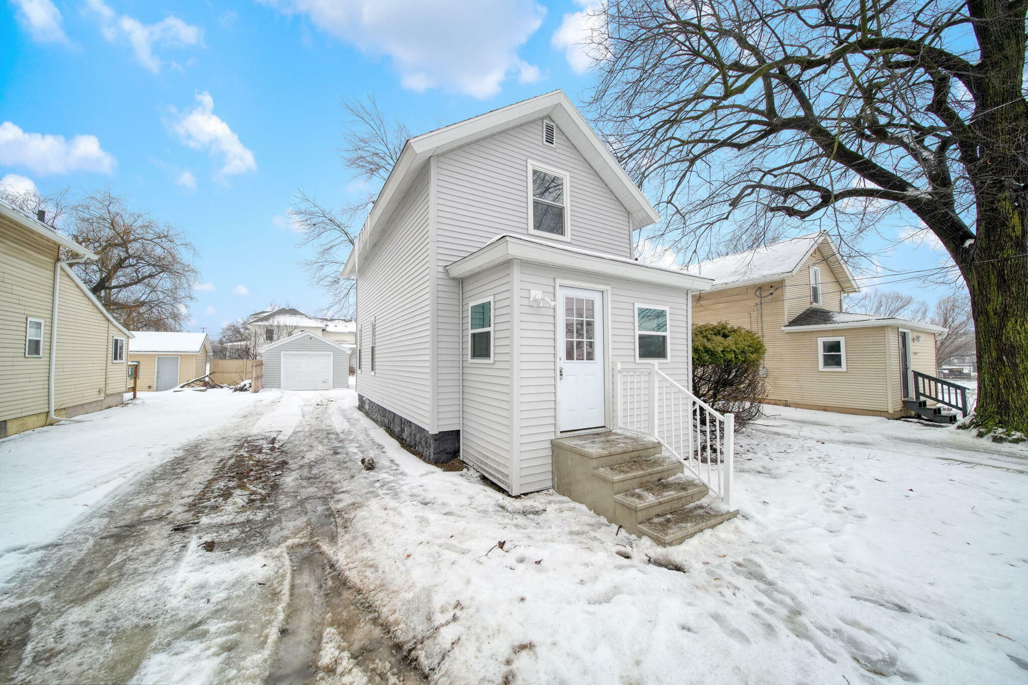 Property Photo:  1811 Lewis Street  MI 49203 