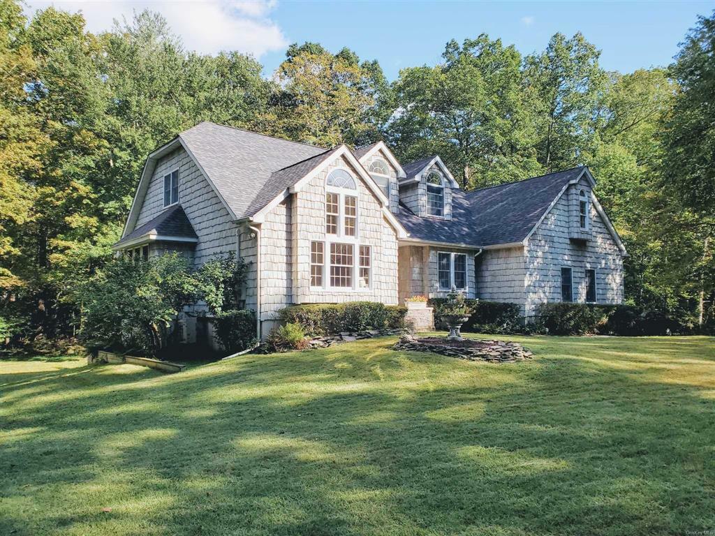 Property Photo:  1 Stonegate Drive  NY 12538 