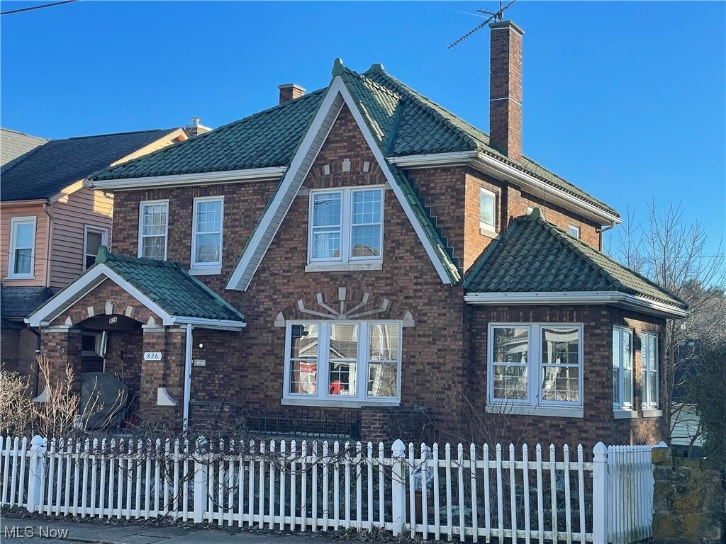 Property Photo: 826 Orchard Grove Avenue OH 43920