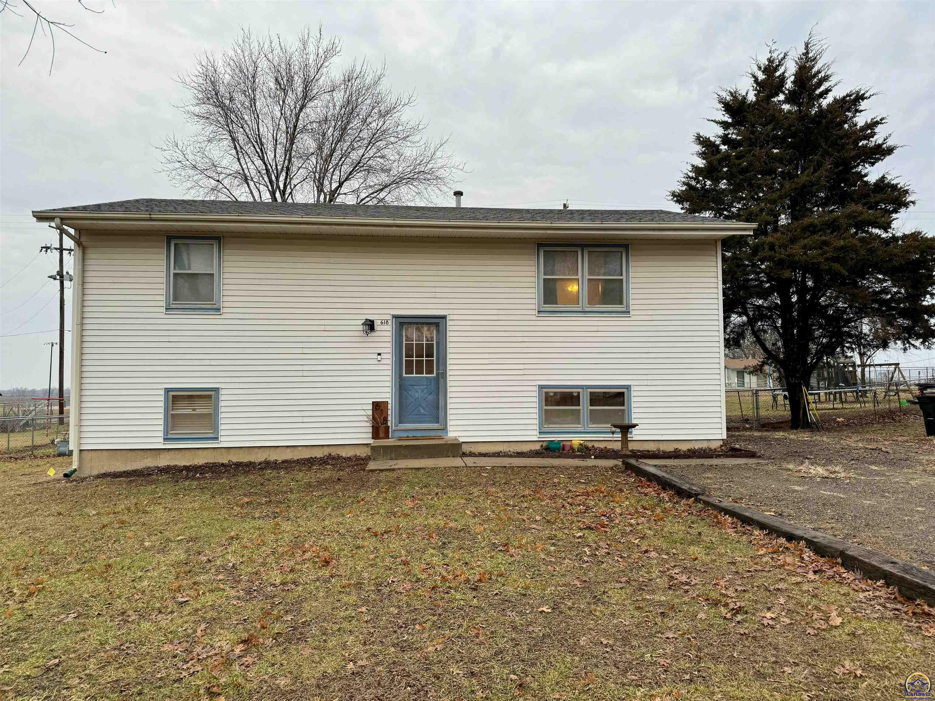 Property Photo:  618 Lawrence St  KS 66414 