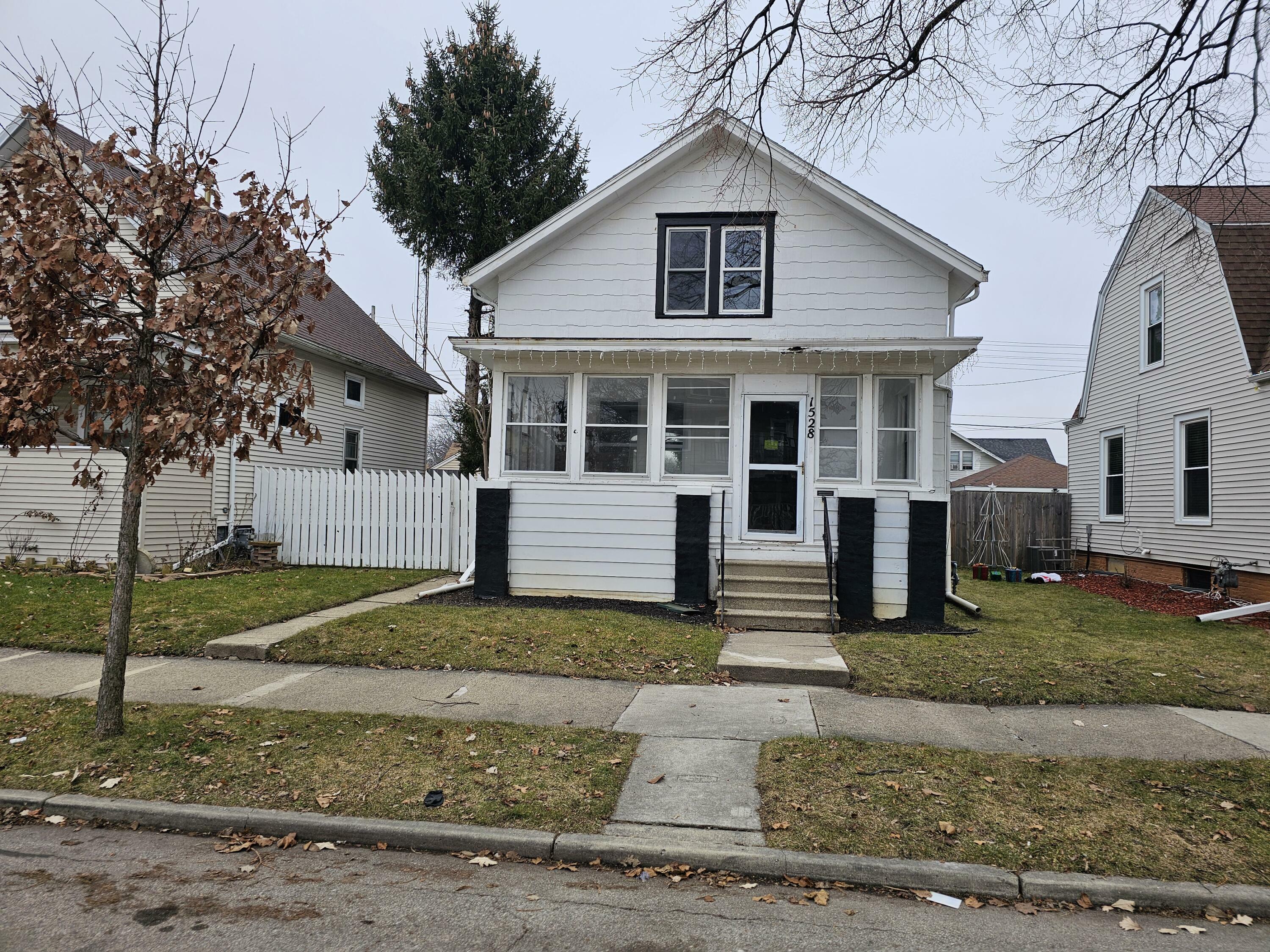 Property Photo: 1528 Grove Ave WI 53405