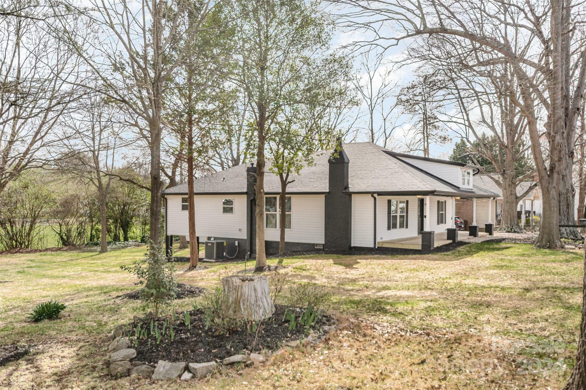 Property Photo: 208 Maple Street S NC 28034