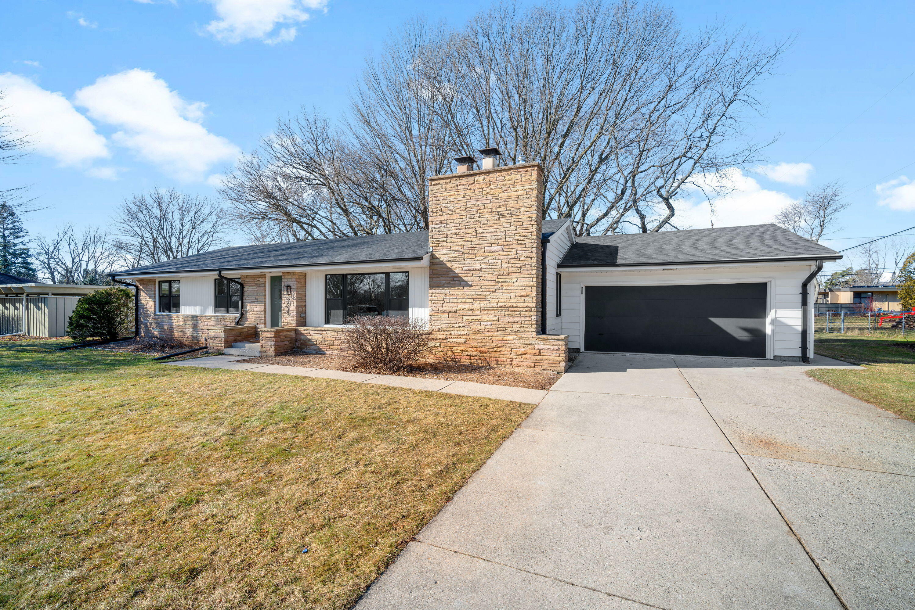 Property Photo: 8695 N Regent Rd WI 53217