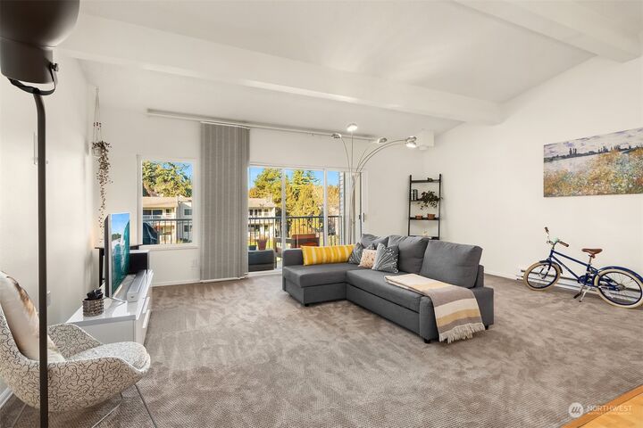 Property Photo:  13055  15th Avenue NE G6  WA 98125 