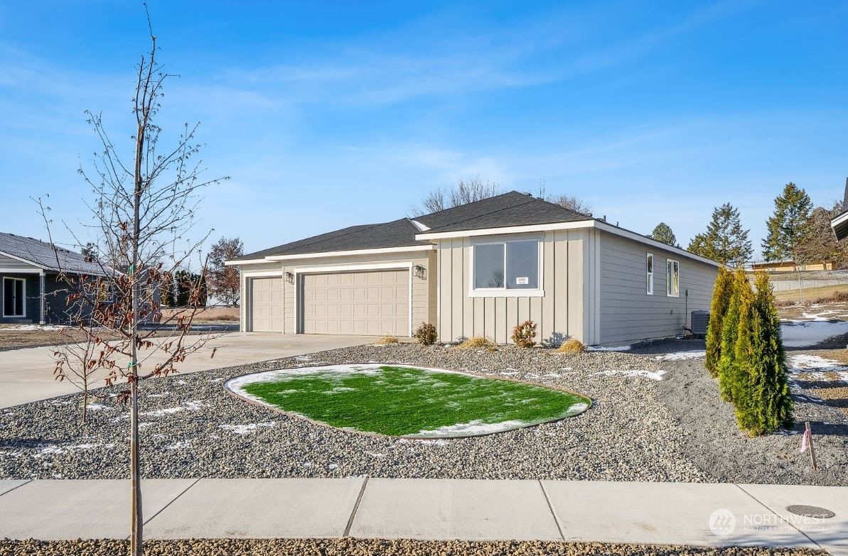 Property Photo:  504 N Bufflehead Boulevard  WA 98837 