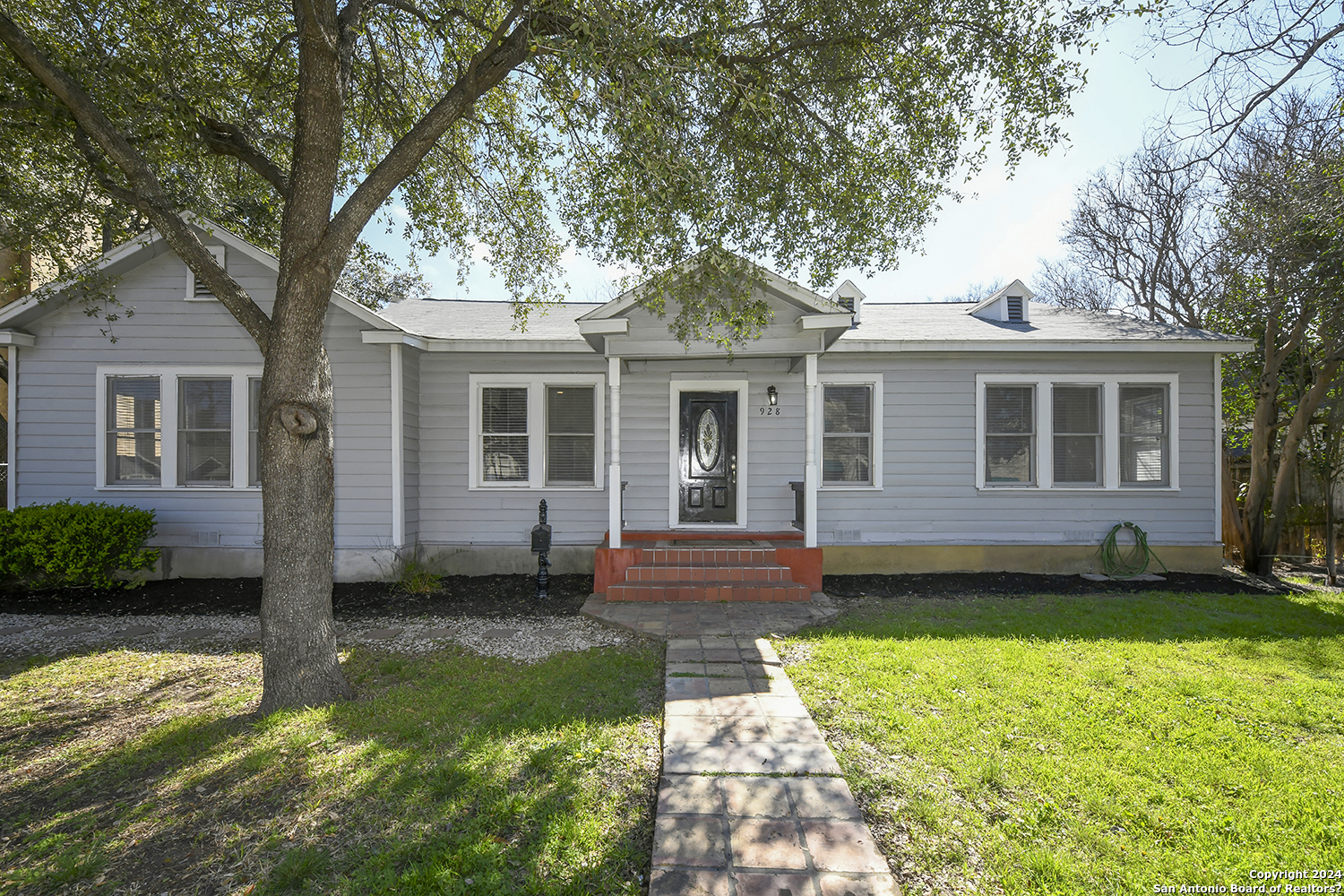 Property Photo:  928 W Huisache Ave  TX 78201 