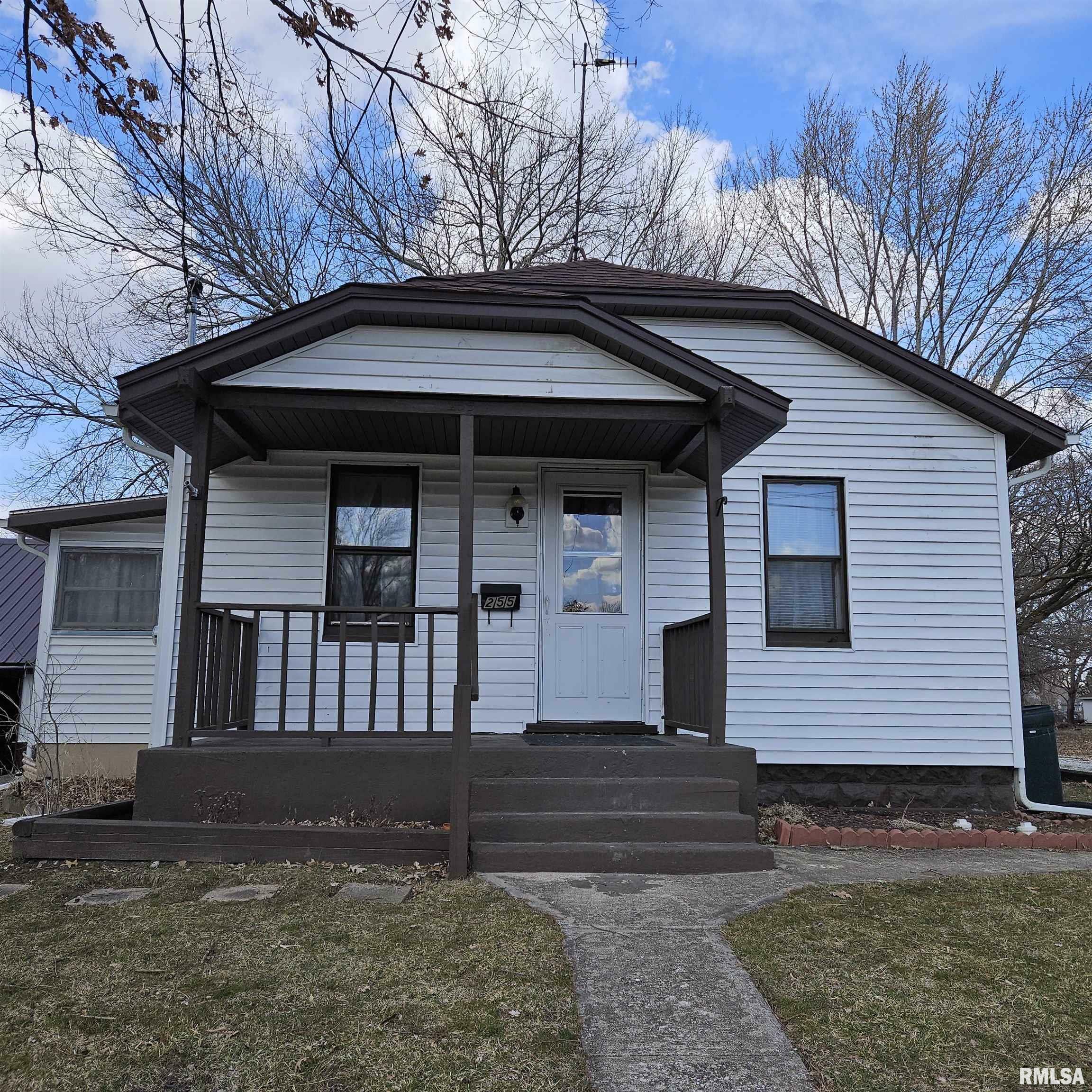 Property Photo:  255 W Oak Street  IL 61520 