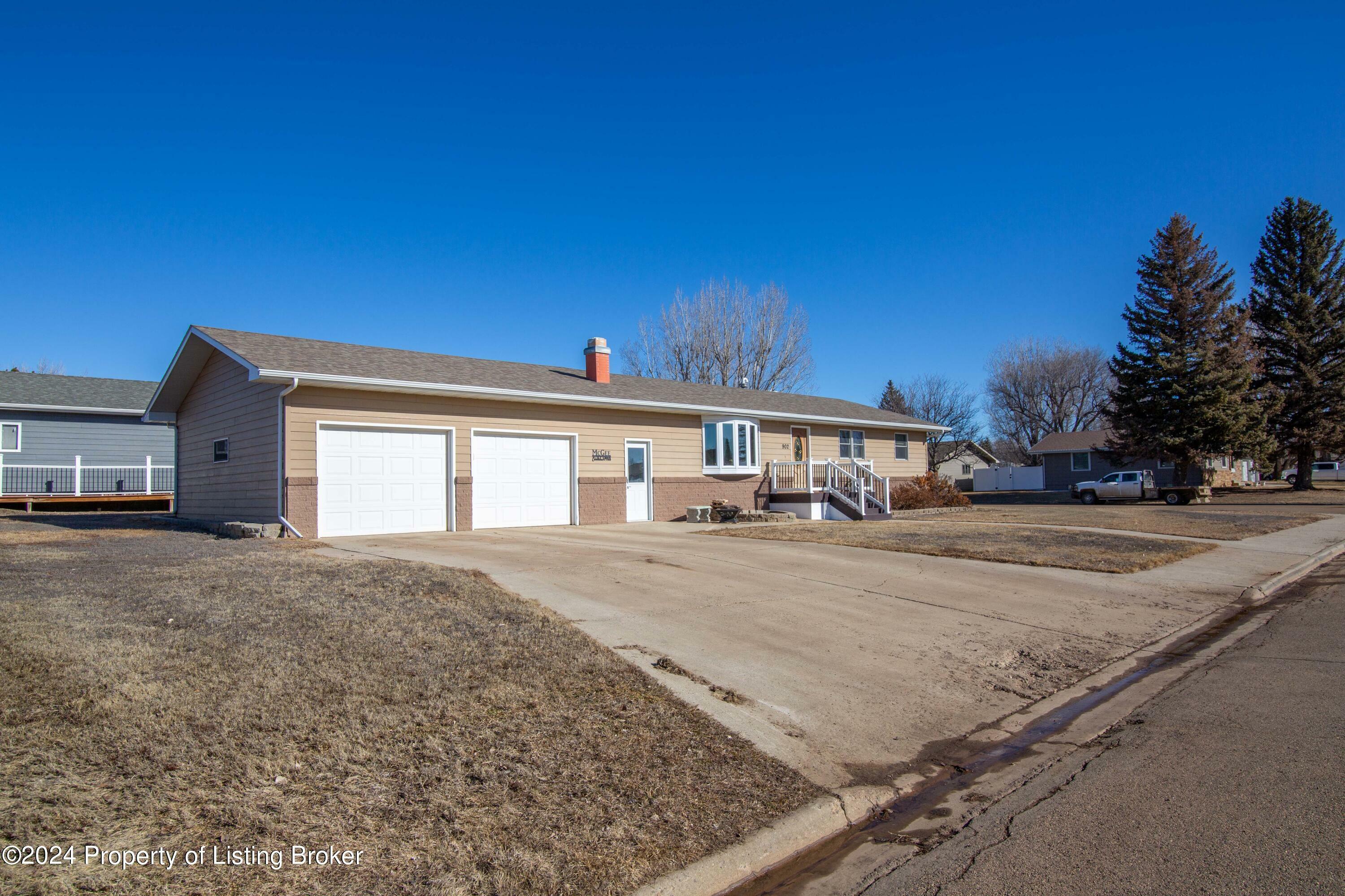 Property Photo:  902 1st Street NW  ND 58623 